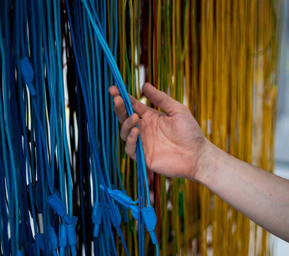 Apprenti manipulant le stock de câbles électriques sur le plateau technique