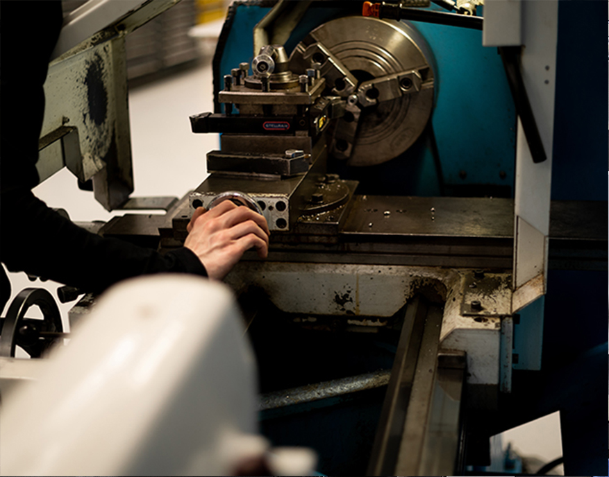 Apprenant se formant aux métiers de l'usinage