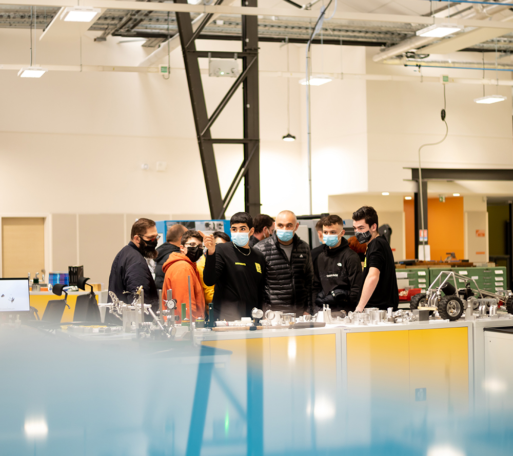 Apprentis présentant les machines du plateau technique et leurs formations en BTS et Bac Pro lors de la Journée Portes Ouvertes 2022