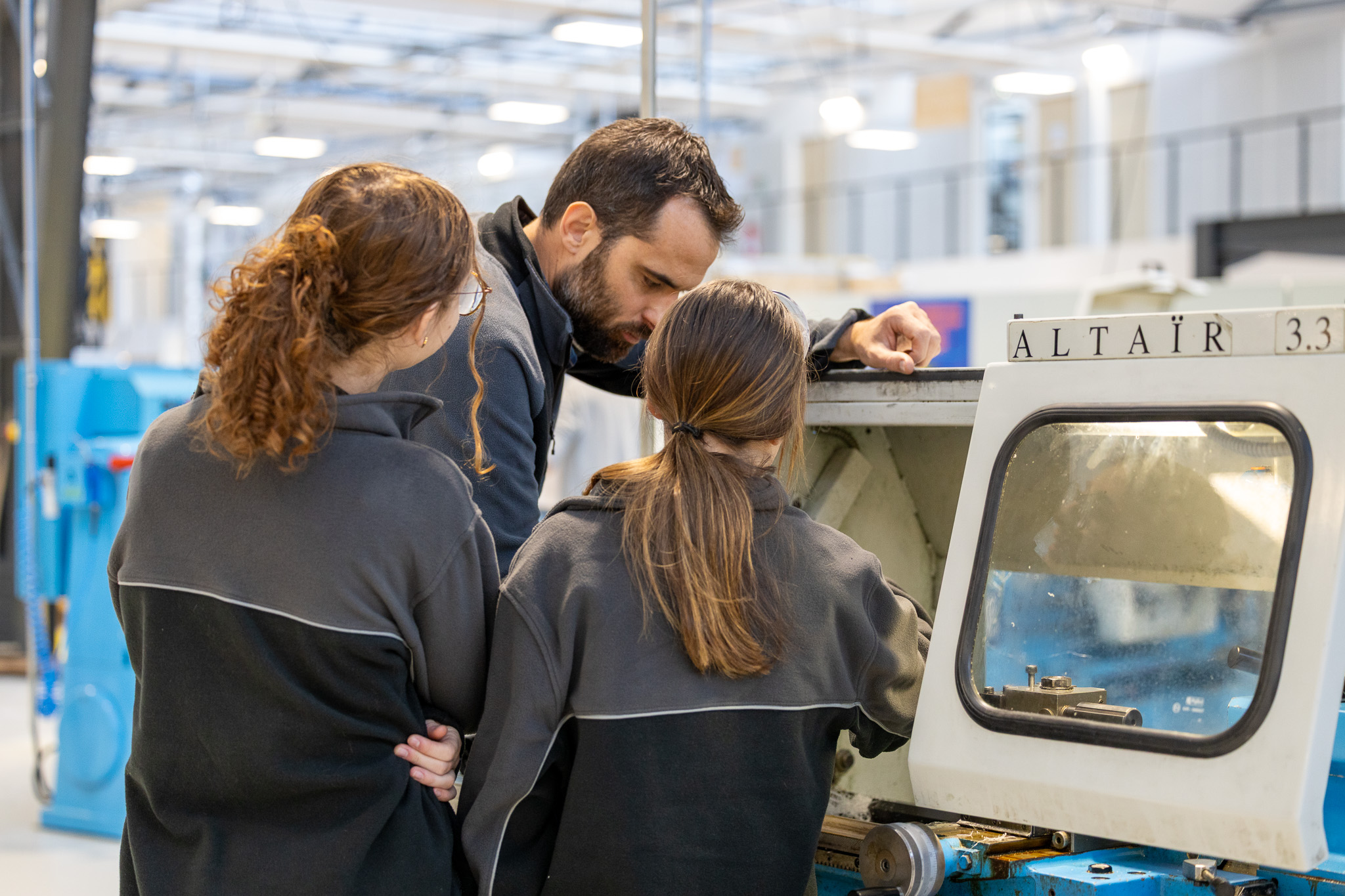 Apprenants en bac pro à hall 32 avec un formateur en usinage
