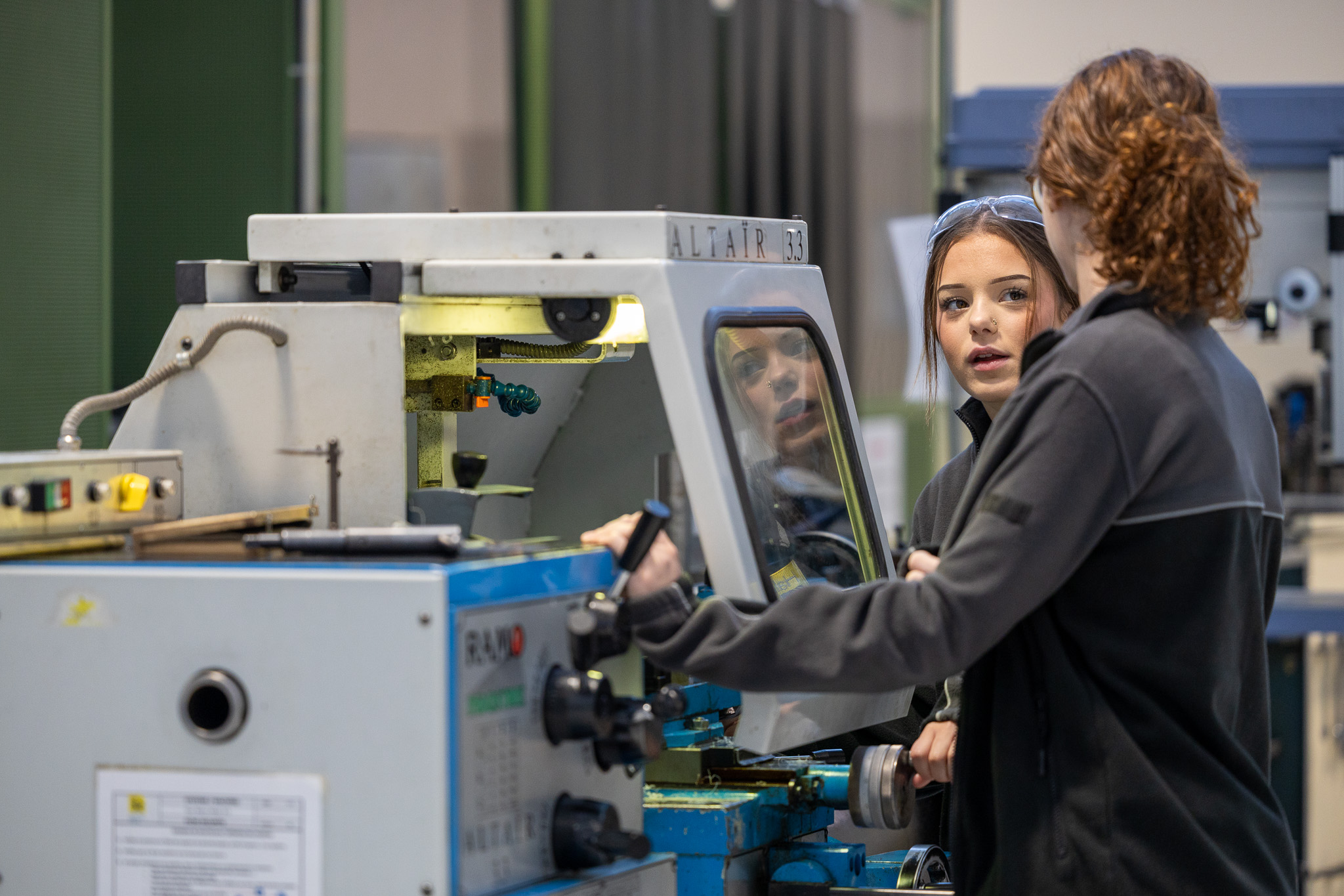 Apprenants en usinage sur le plateau technique de hall 32
