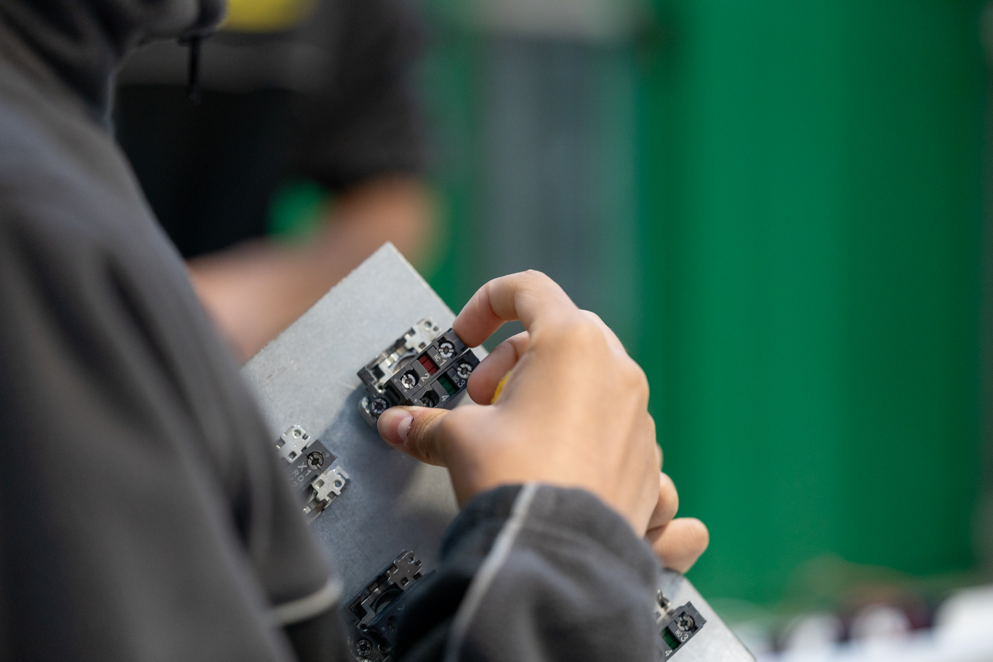 Apprenants en électricité sur le plateau technique de hall 32