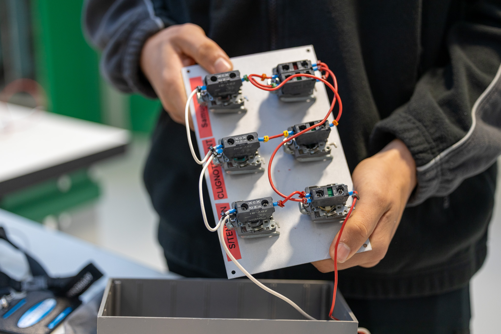 Apprenants en électricité sur le plateau technique de hall 32