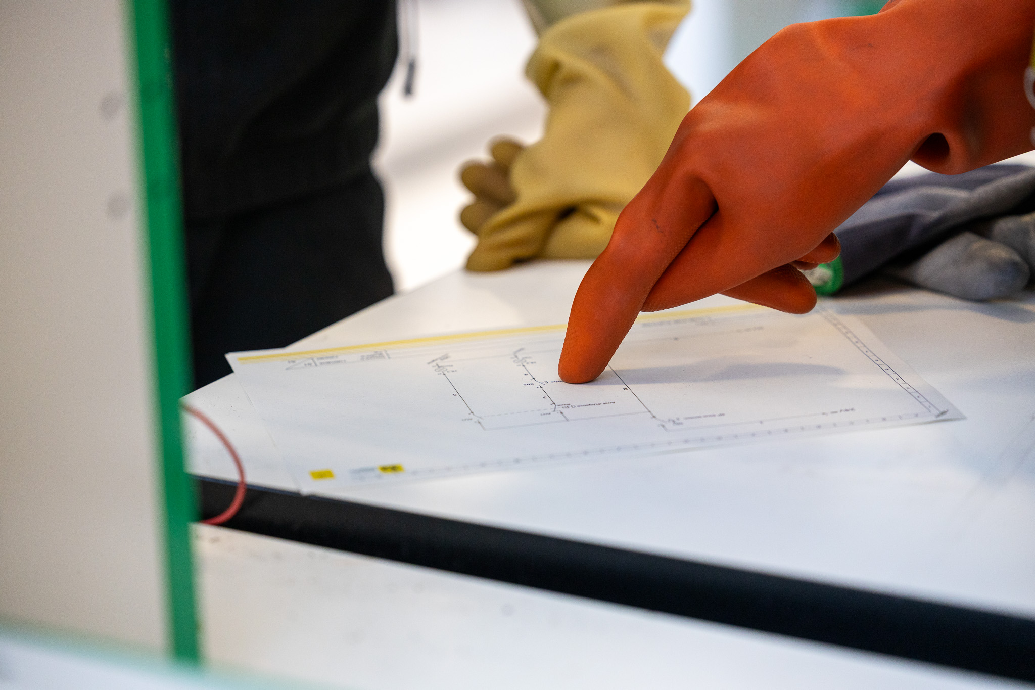 Apprenants en électricité sur le plateau technique de hall 32