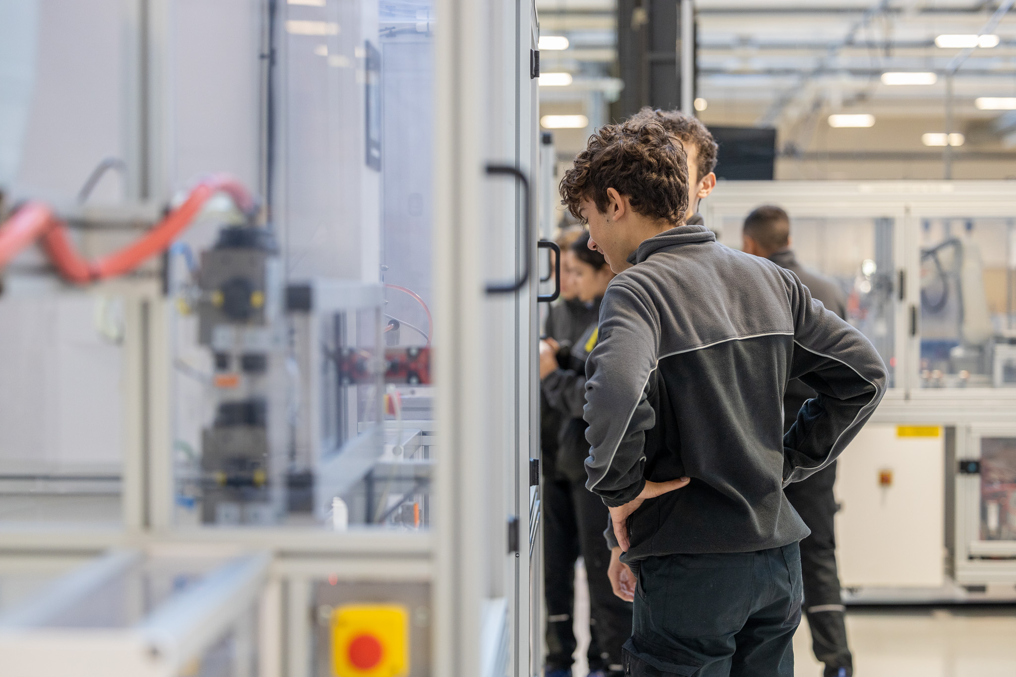 Apprenants en pilotage de ligne sur le plateau technique de hall 32