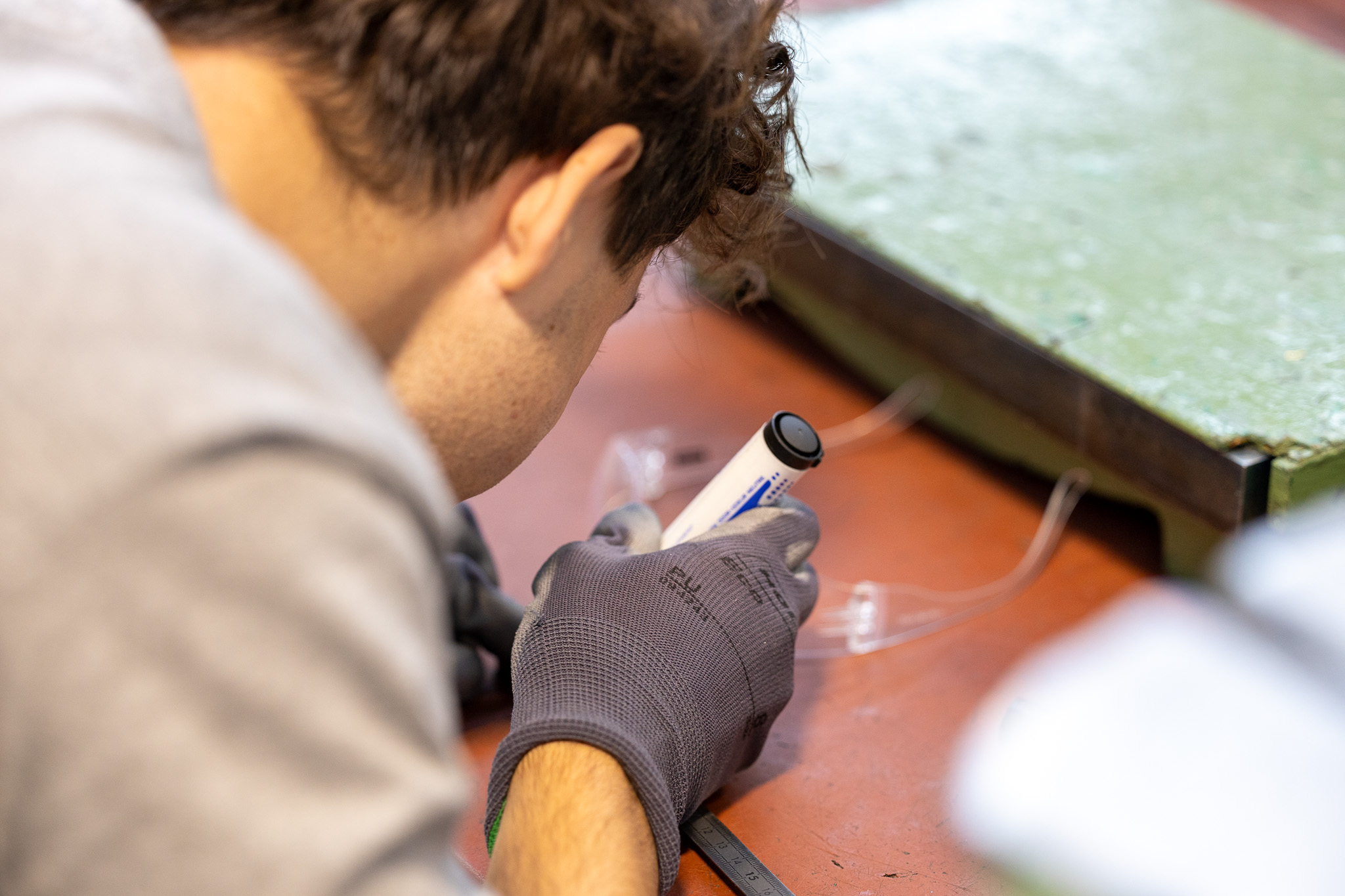 Apprenants en maintenance sur le plateau technique de hall 32
