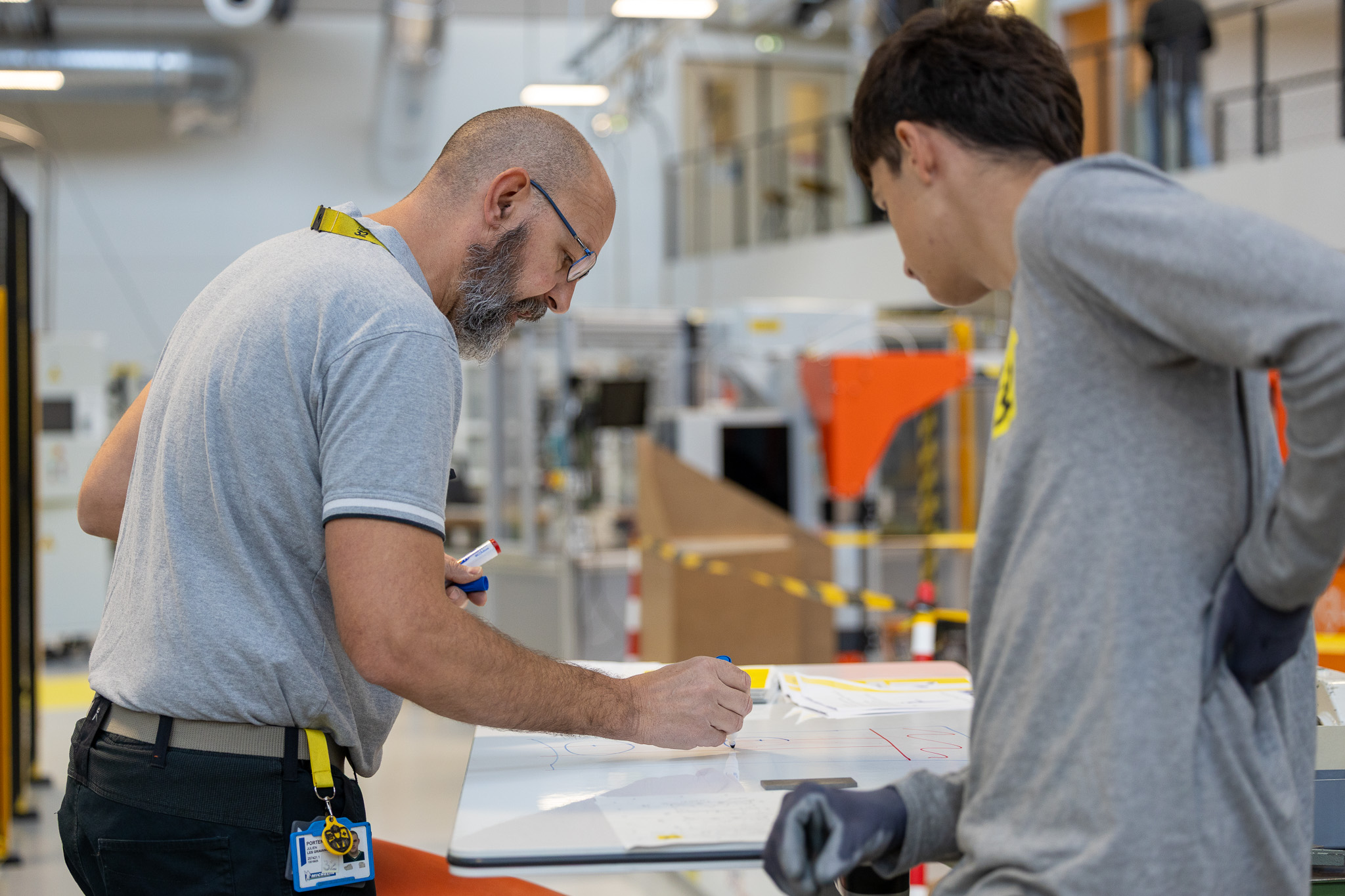 Apprenants en bac pro à hall 32 avec un formateur en mécanique