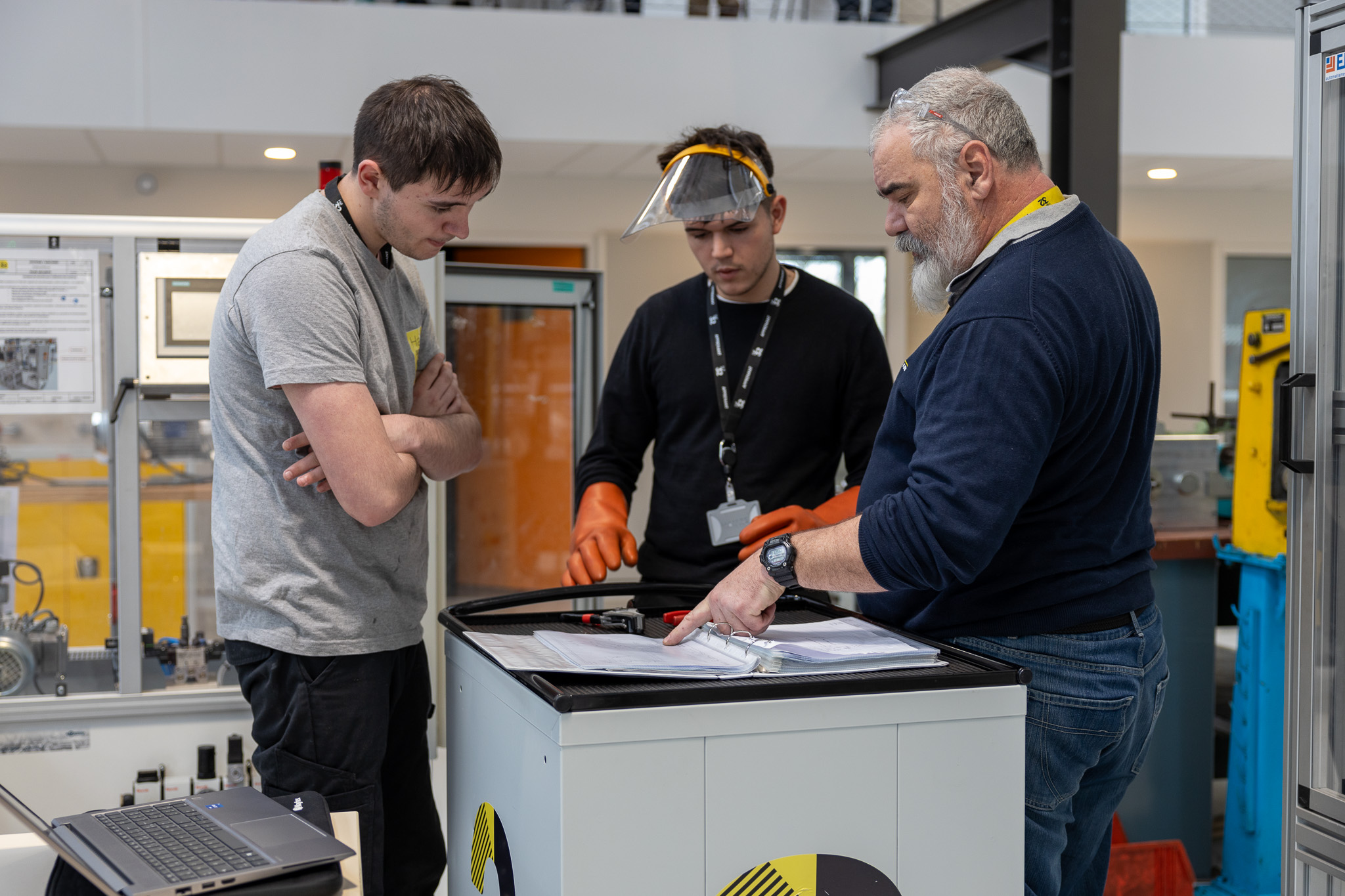 Apprenants en bts à hall 32 avec un formateur en maintenance