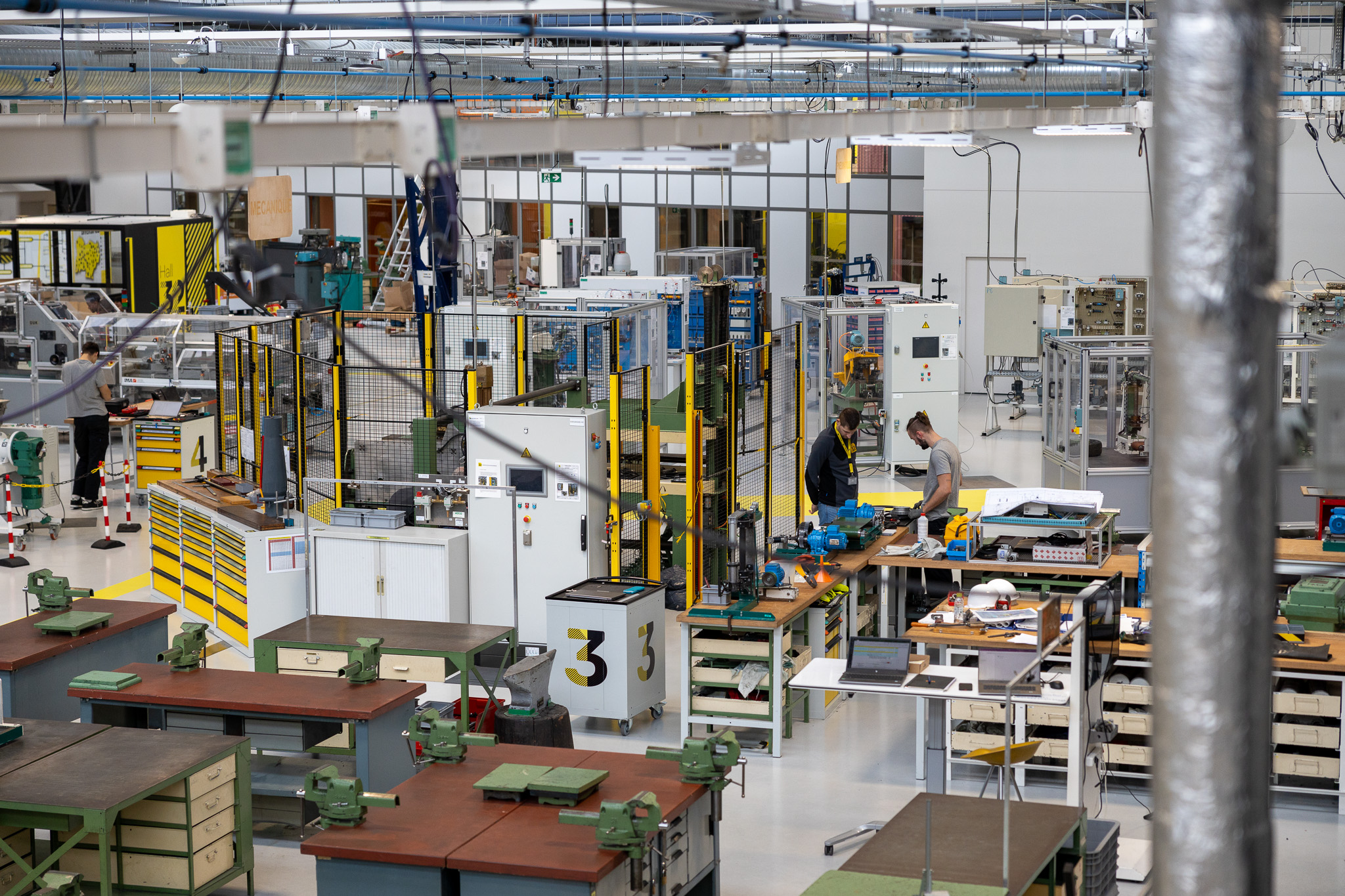 Apprenants en maintenance sur le plateau technique de hall 32