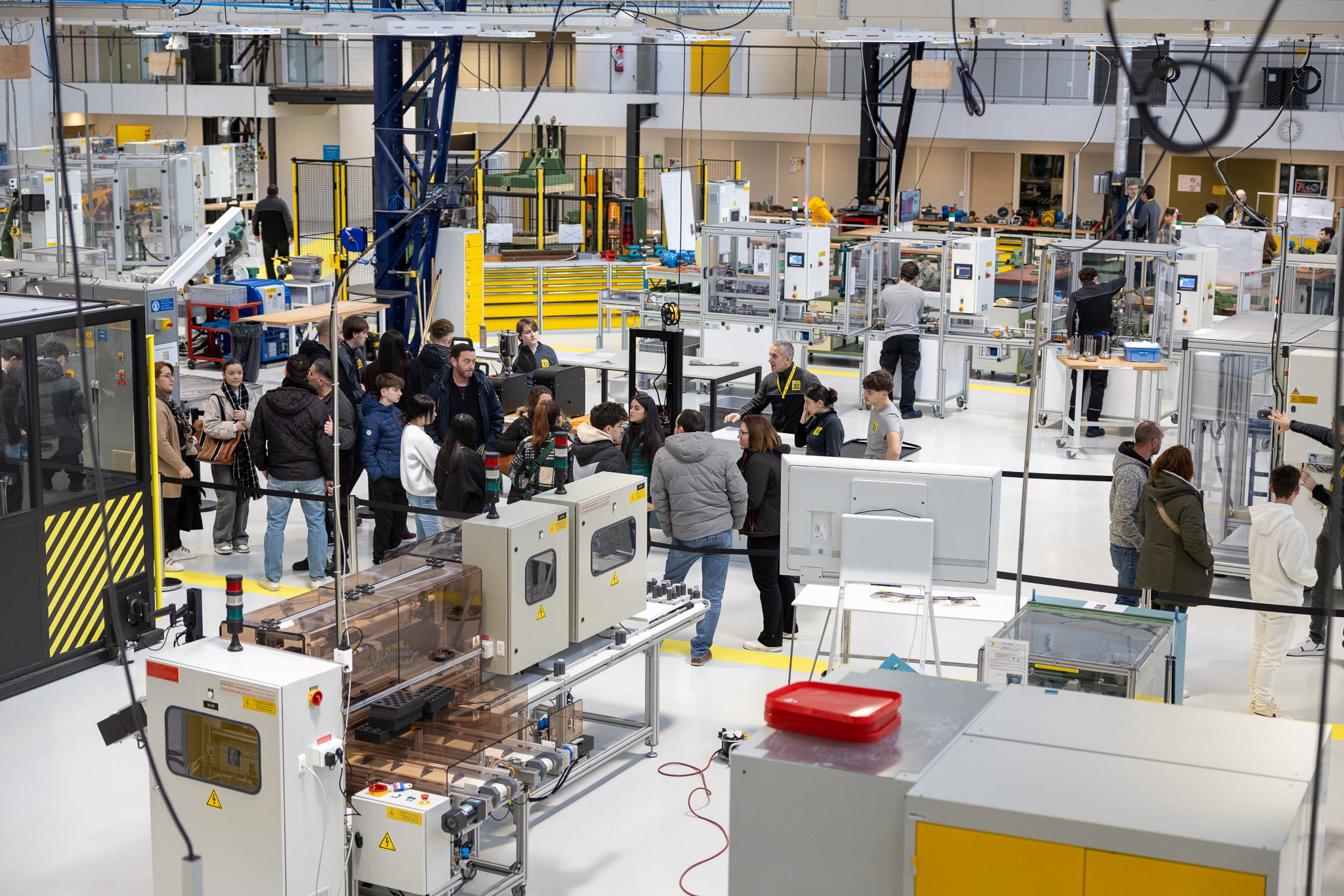 porte ouvertes de hall 32 sur le plateau technique