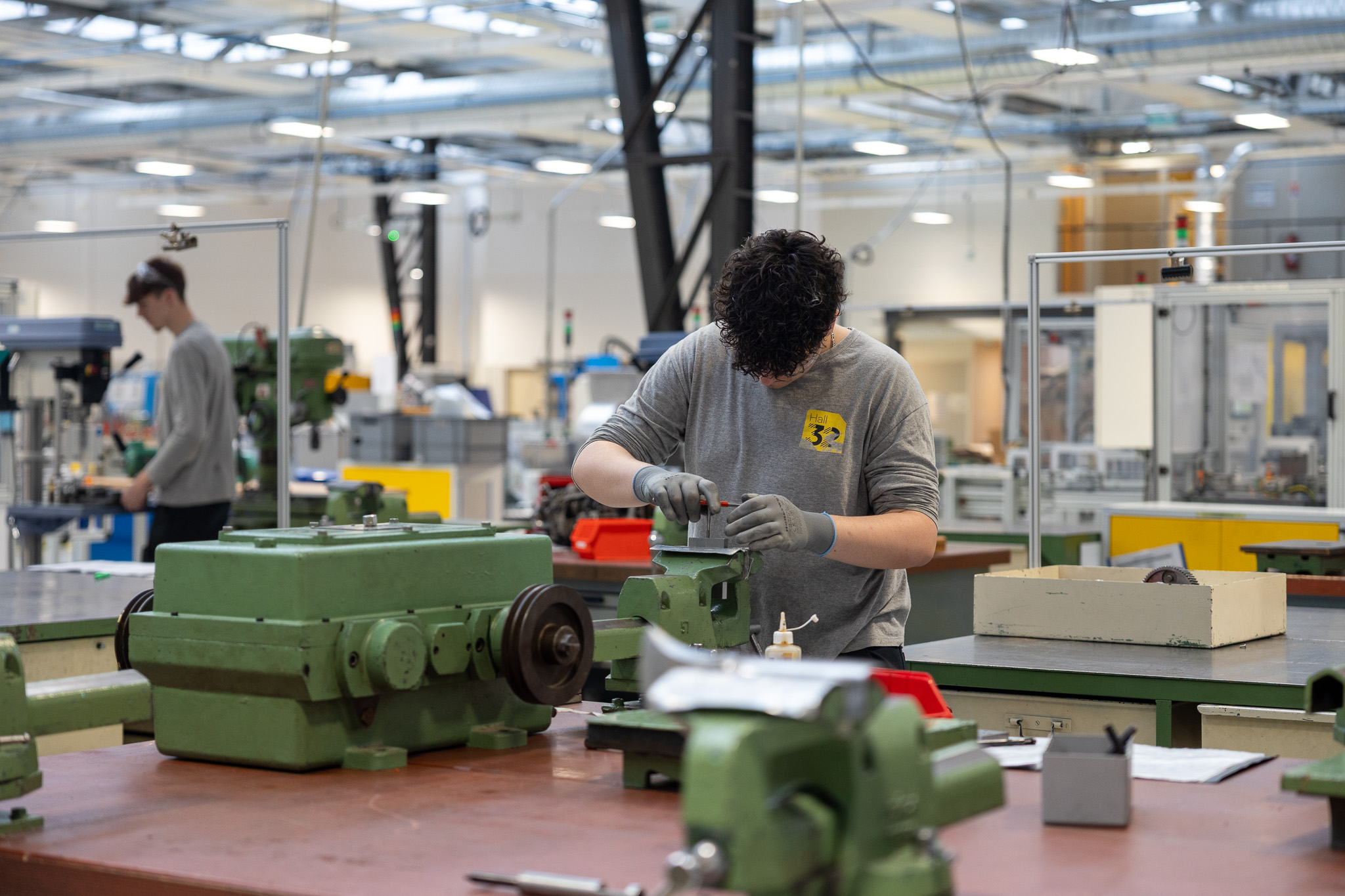 Apprenants en maintenance sur le plateau technique de hall 32