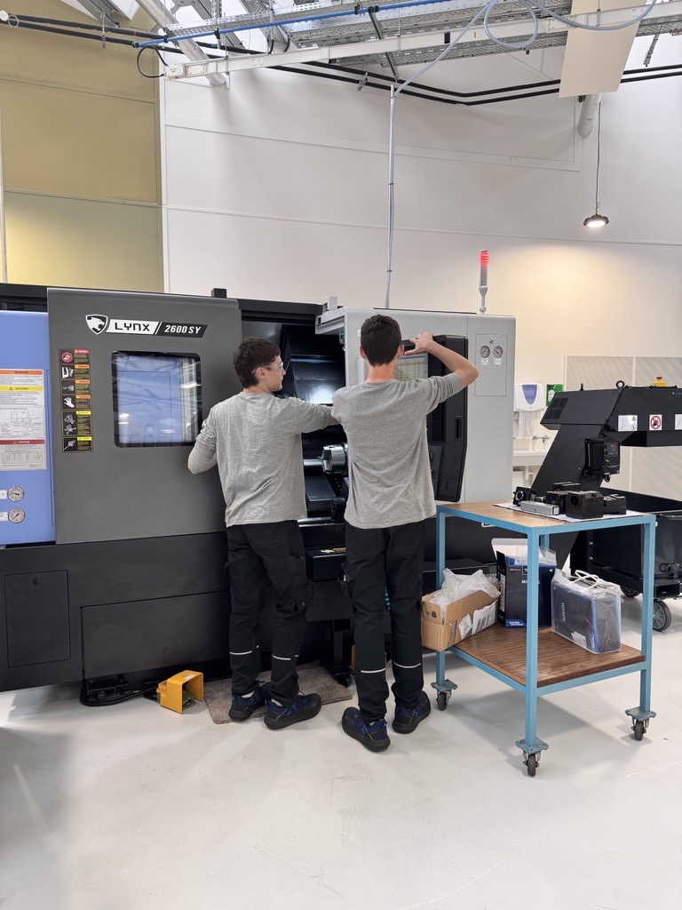 Apprenants en usinage sur le plateau technique de hall 32