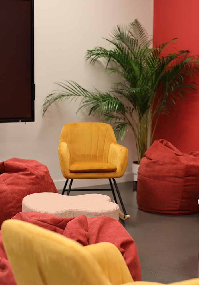 Salle de créativité de Hall 32, aux outils stimulant le travail en petits groupes de collaborateurs pour des brainstormings